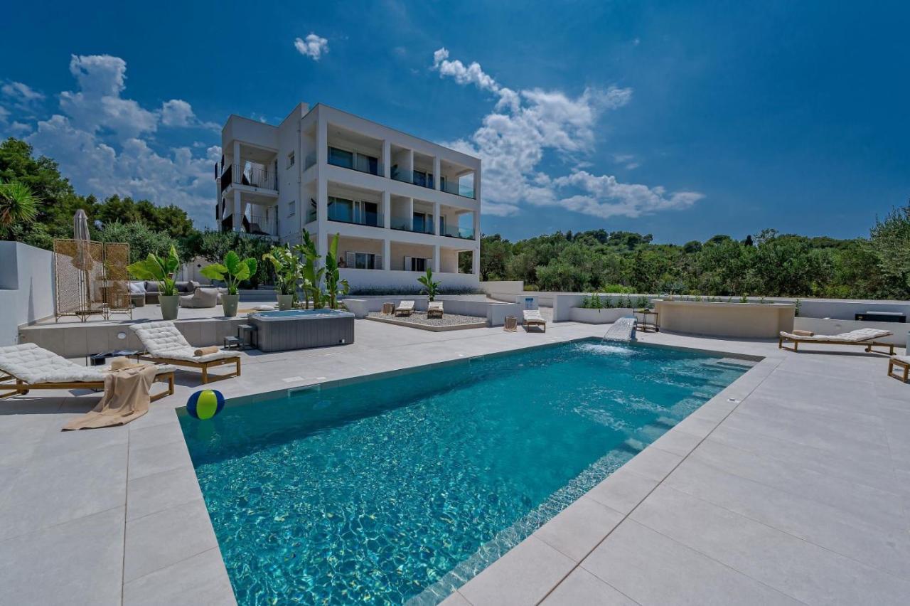 Luxury Villa Del Sogno With Pool, Jacuzzi, Parking Okrug Gornji Ngoại thất bức ảnh