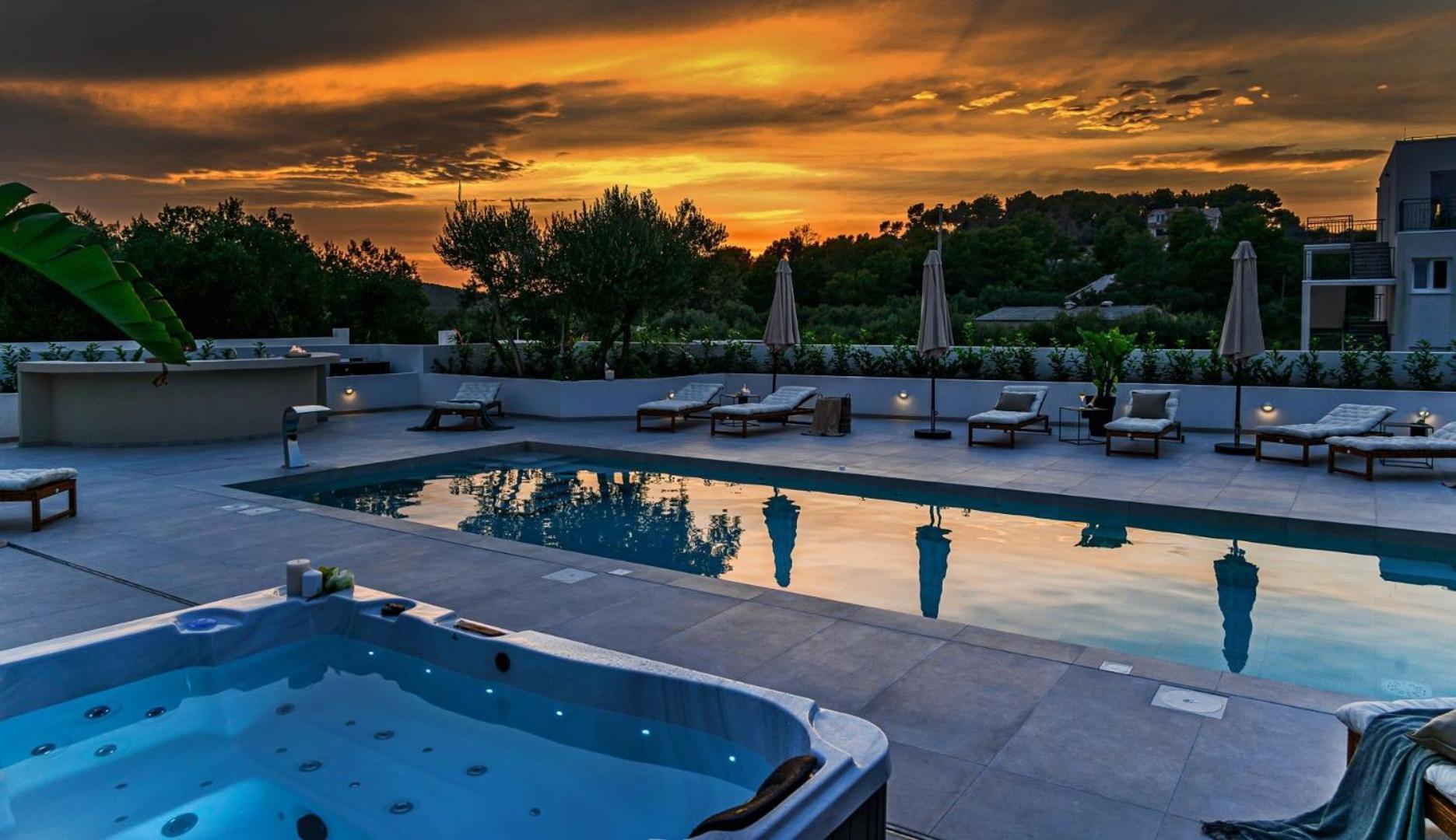 Luxury Villa Del Sogno With Pool, Jacuzzi, Parking Okrug Gornji Ngoại thất bức ảnh