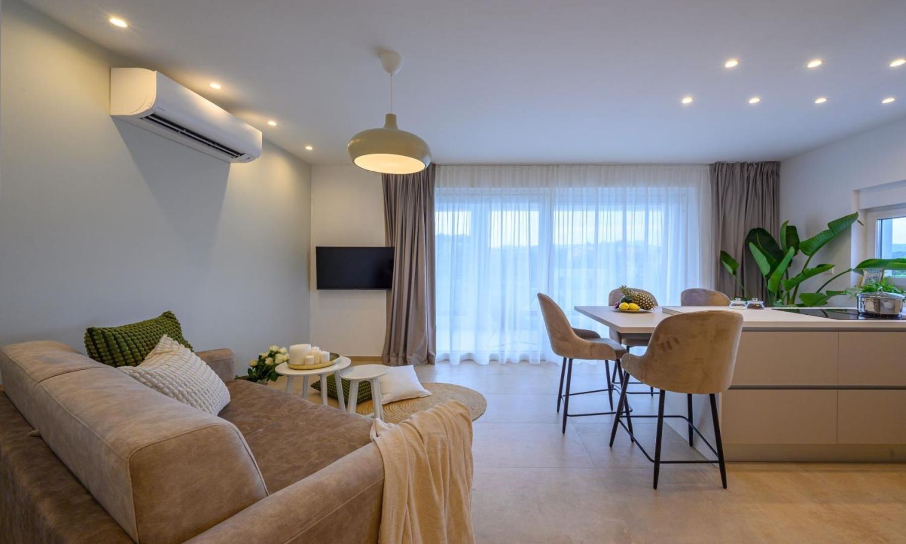 Luxury Villa Del Sogno With Pool, Jacuzzi, Parking Okrug Gornji Ngoại thất bức ảnh