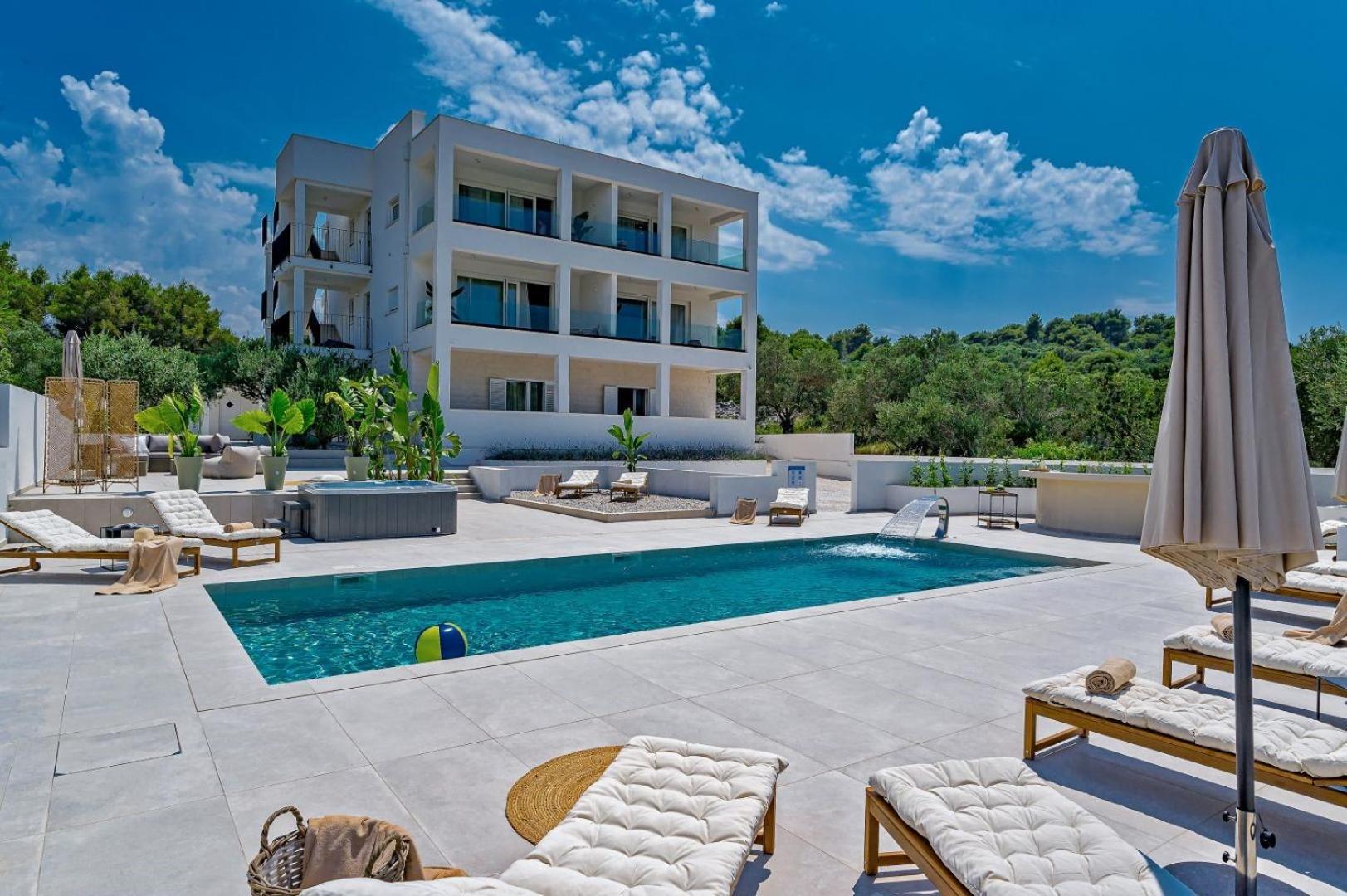 Luxury Villa Del Sogno With Pool, Jacuzzi, Parking Okrug Gornji Ngoại thất bức ảnh