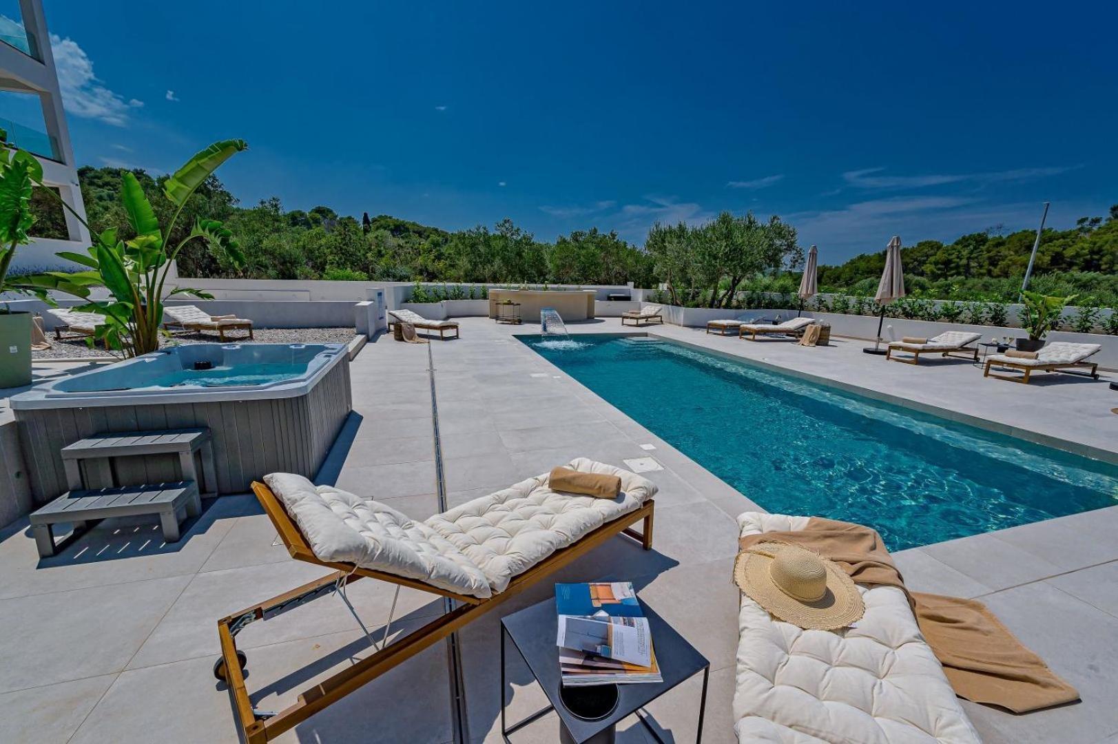 Luxury Villa Del Sogno With Pool, Jacuzzi, Parking Okrug Gornji Ngoại thất bức ảnh