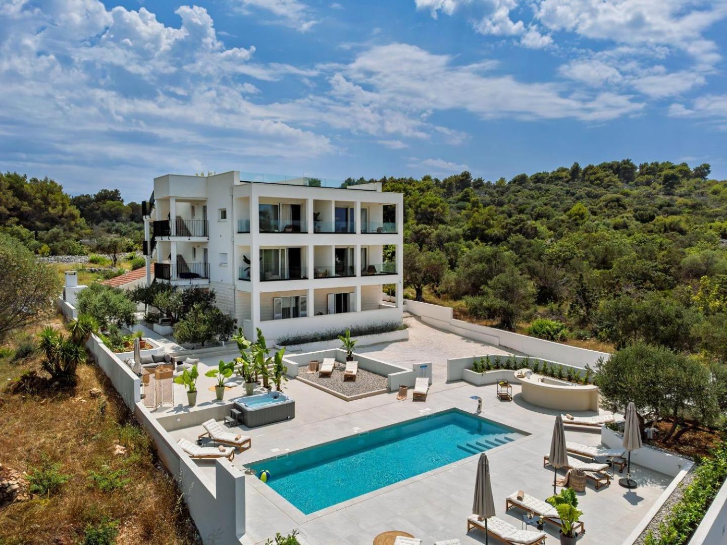 Luxury Villa Del Sogno With Pool, Jacuzzi, Parking Okrug Gornji Ngoại thất bức ảnh